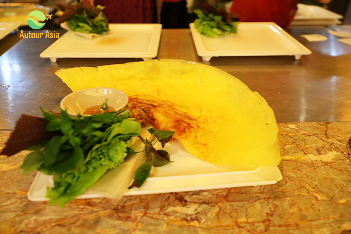 Crêpe croustillante vietnamienne au restaurant 