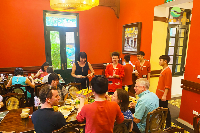 Quan An Ngon Hanoi avec des plats traditionnels vietnamiens
