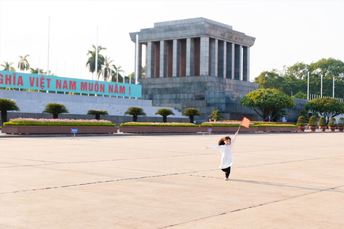 Un enfant visitant le mausolée de Ho Chi Minh