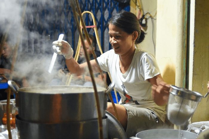 Pho Ganh est l’un des meilleurs restaurants de pho à Hanoi, ouvert uniquement le matin