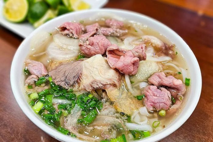 Pho Ly Quoc Su est l’un des restaurants de pho Hanoi les plus accessibles dans le vieux quartier