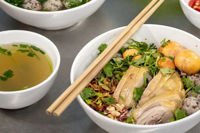 Pho Nguyet est un restaurant de pho au poulet extrêmement célèbre à Hanoi