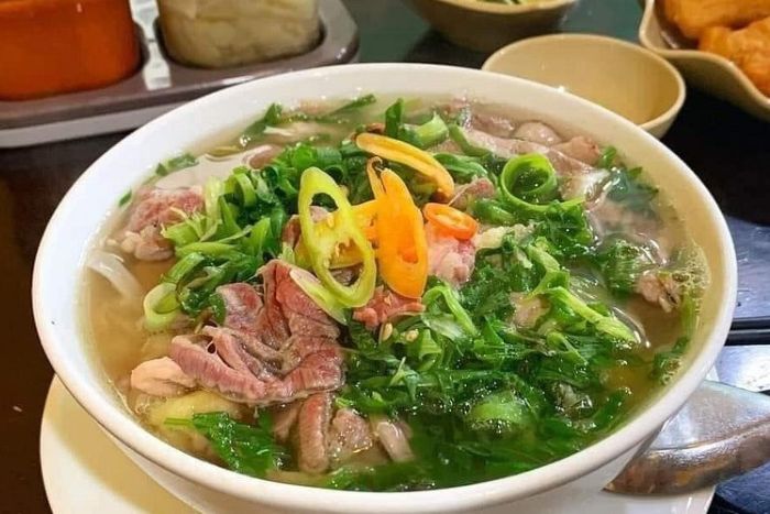 Le bœuf est sauté avant d'être ajouté au bol de pho