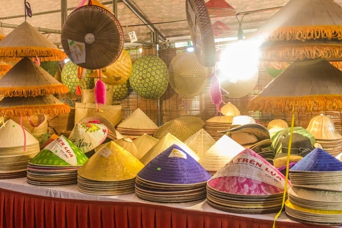 Acheter des souvenirs dans le village aux chapeaux coniques de Chuong  
