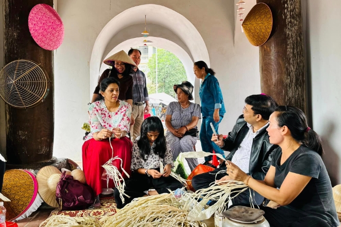 Expérience de fabrication de chapeaux coniques dans le village de Chuong, Hanoï