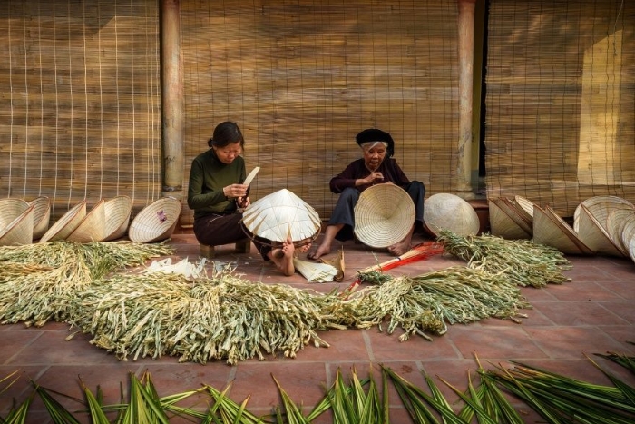 fFaire de chapeaux coniques dans le village de Chuong