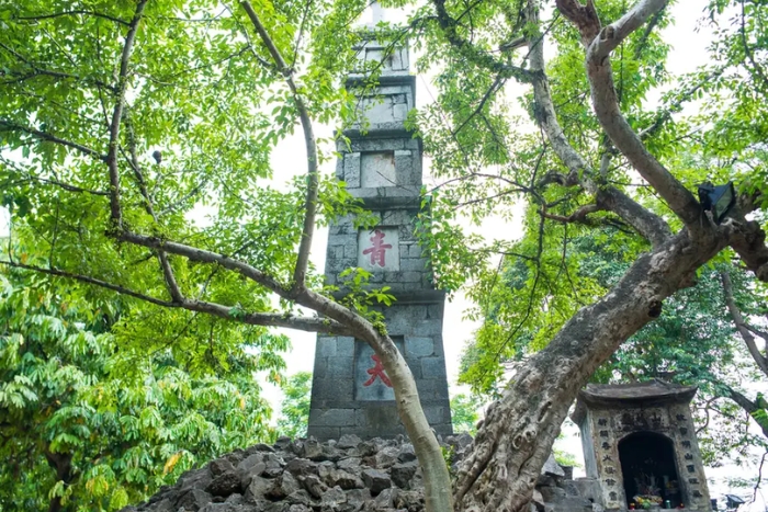 L&rsquo;image de la tour en forme de pinceau sur la colline de Ngoc Boi