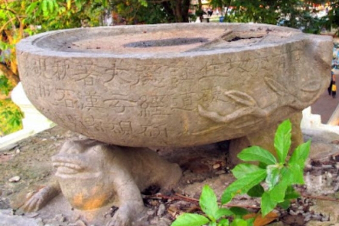 Dai Nghien est une construction en forme d&rsquo;encrier situ&eacute;e &agrave; c&ocirc;t&eacute; de la Tour du Pinceau, au temple Ngoc Son Hano&iuml;