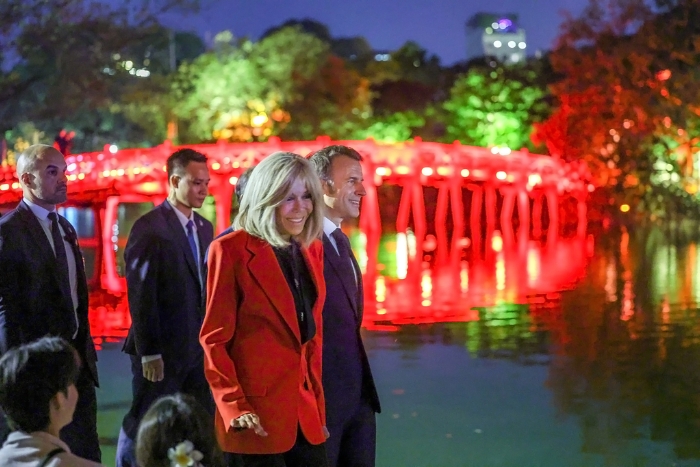 Le lac Hoan Kiem est magnifique la nuit