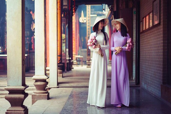 Les femmes vietnamiennes en robe traditionnelle 