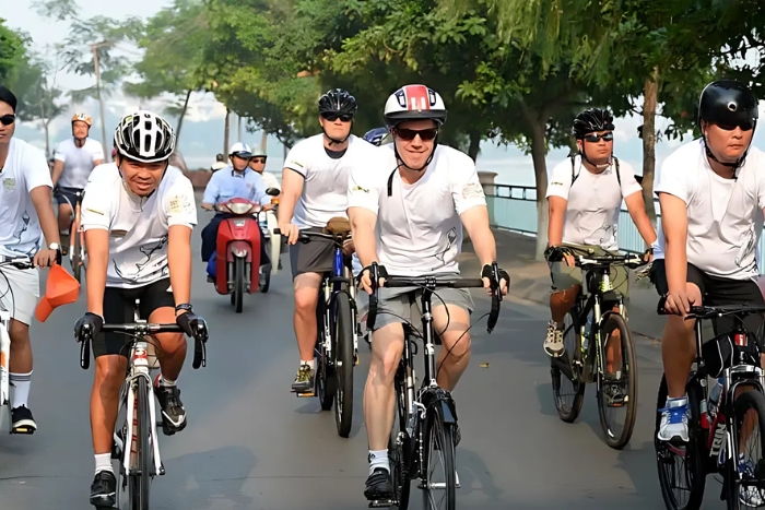 Les vélos sont adaptés pour visiter le vieux quartier à Hanoi