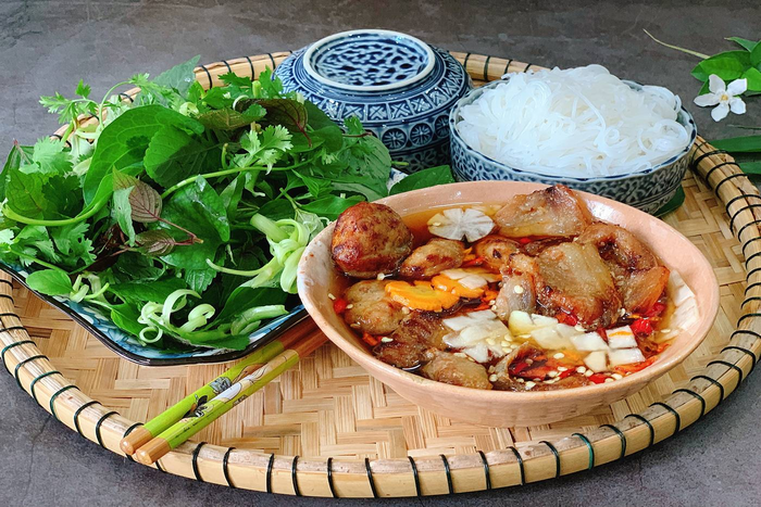 Bun Cha dans le Vieux Quartier de Hanoï