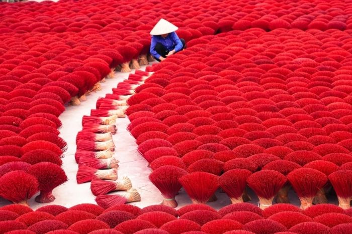 Dans le village de Quang Phu Cau, les bouquets d&rsquo;encens rouges cr&eacute;ent des sc&egrave;nes particuli&egrave;rement photog&eacute;niques 