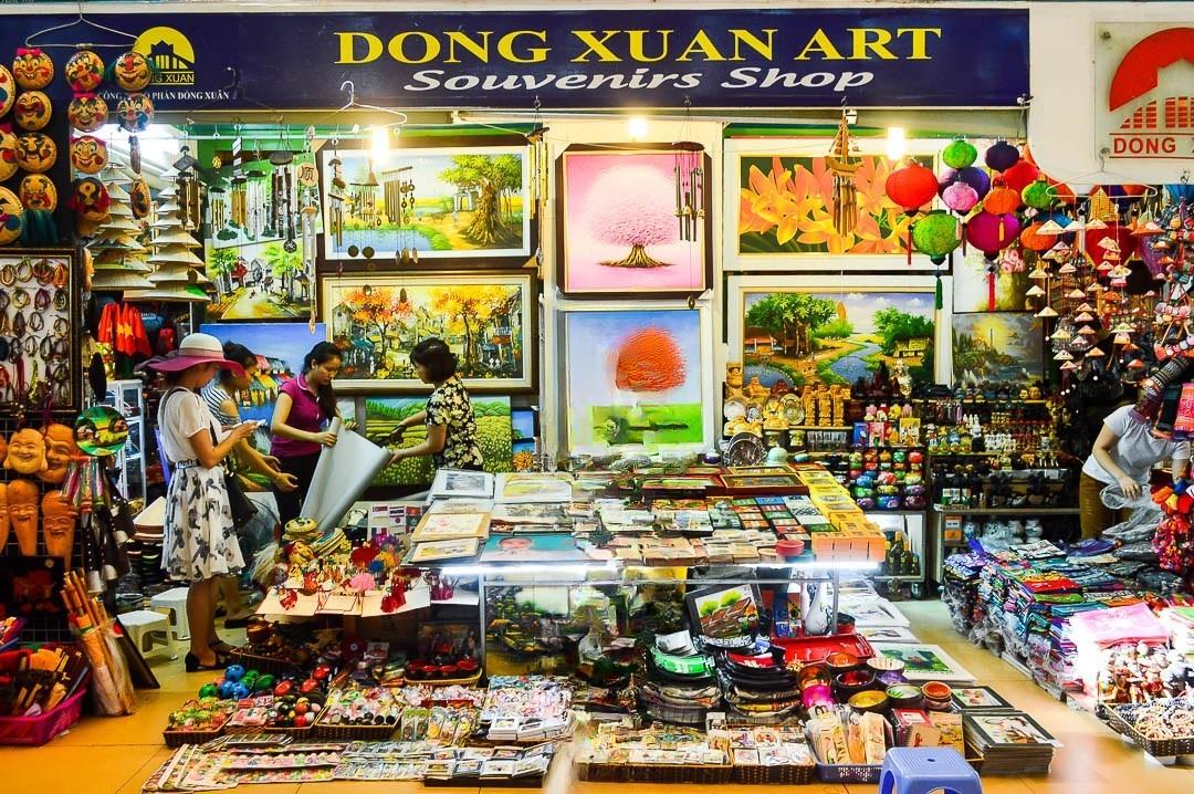 Souvenirs vietnamiens au marché de Dong Xuan