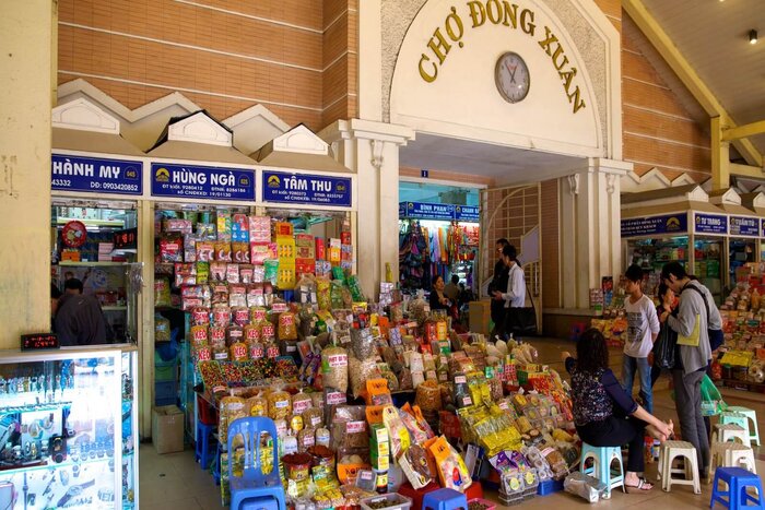 Marché de Dong Xuan dans le vieux quartier de Hanoi