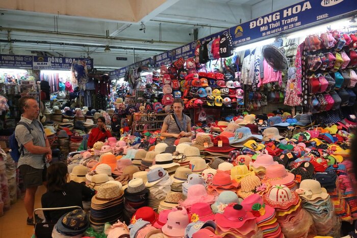 Les vêtements et accessoires au marché Dong Xuan