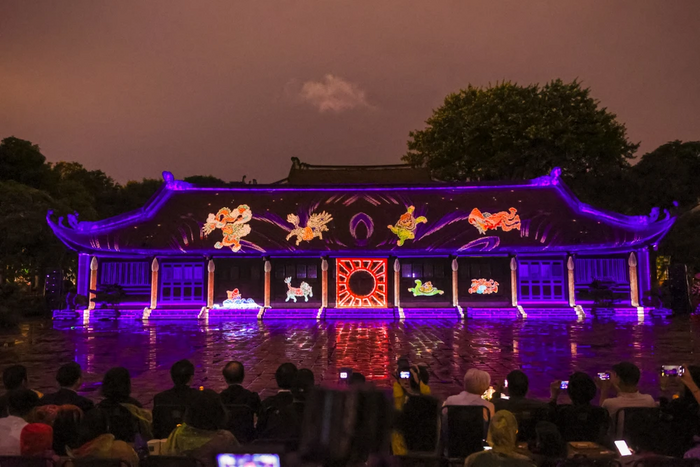 Les touristes profitent des spectacles nocturnes au temple de literature