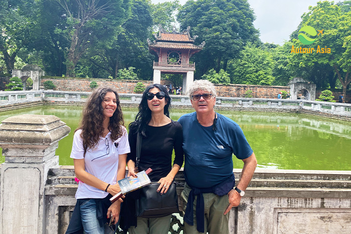 Touristes au Temple de la Littérature de Hanoi