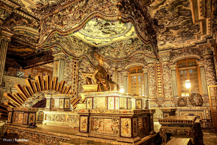 Le tombeau de Khai Dinh est l’un des monuments architecturaux les plus impressionnants de Hué