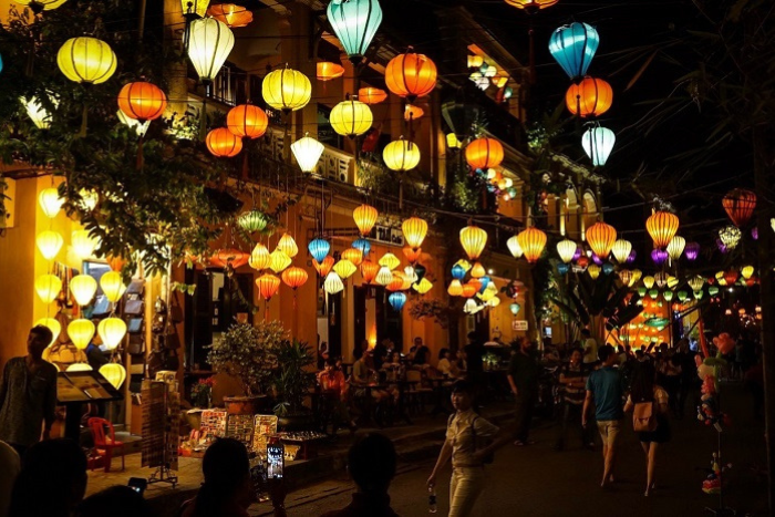 La vieille ville de Hoi An s’illumine de lanternes colorées à la nuit tombée