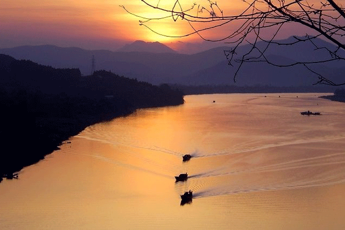 La beauté de la rivière Huong à Hue