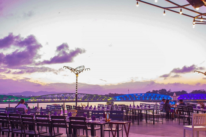 Dîner dans un restaurant local à Hue