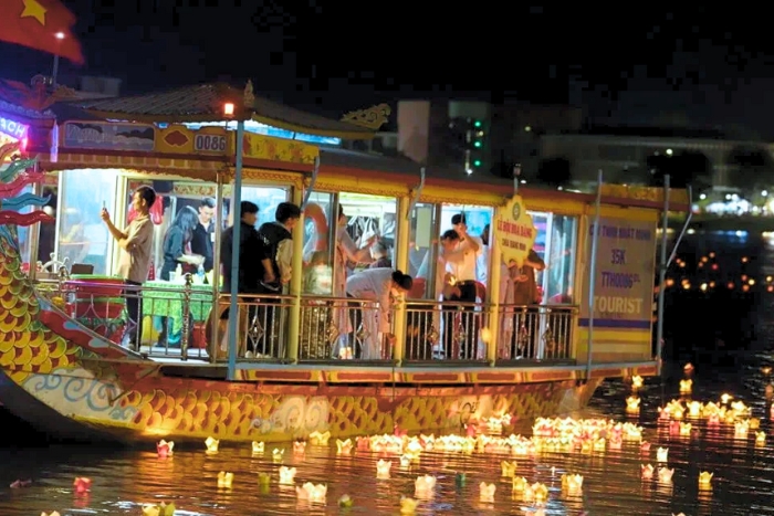 Soirée poétique à Hue: Lâcher de lanternes sur la rivière des Parfums