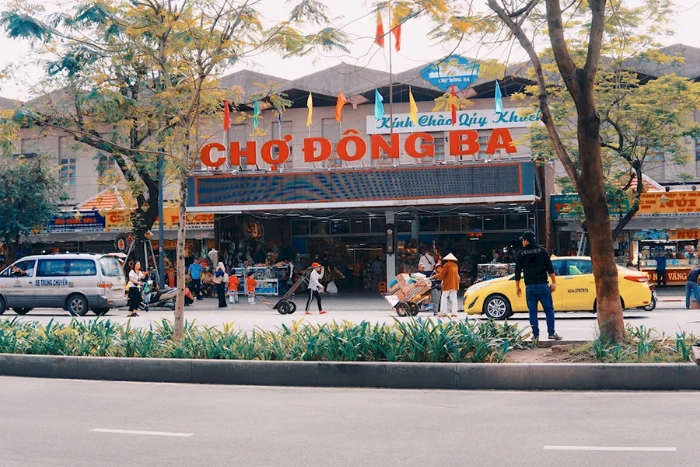 Scènes de vie au marché traditionnel Dong Ba