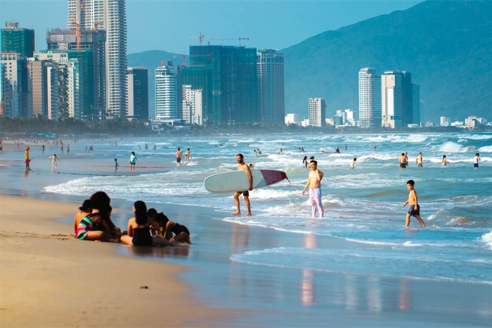 Baignade à la plage de My Khe, perle de Da Nang