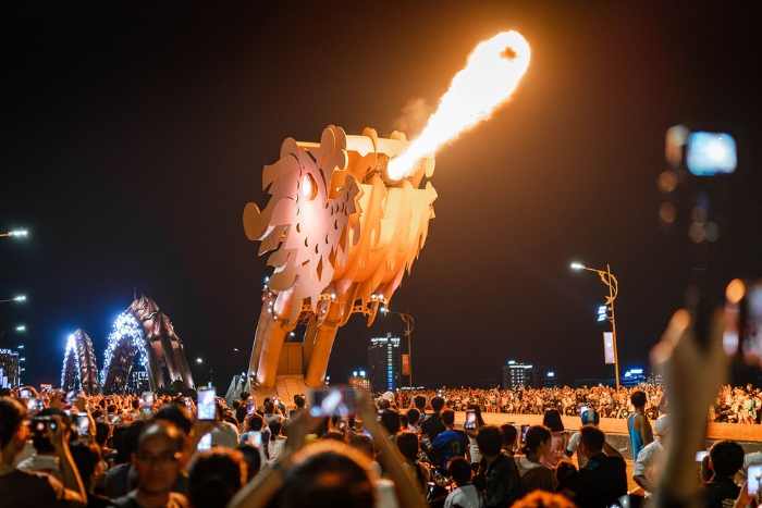 Ambiance nocturne à Da Nang – le pont du Dragon illumine la ville