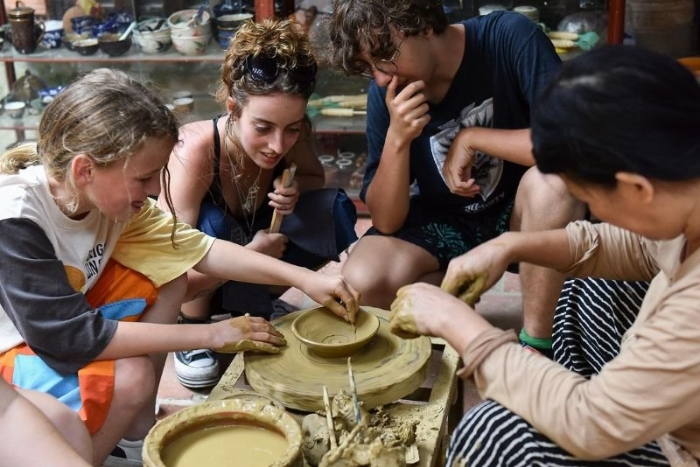 Gestes d’artisans au village de poterie de Phuoc Tich