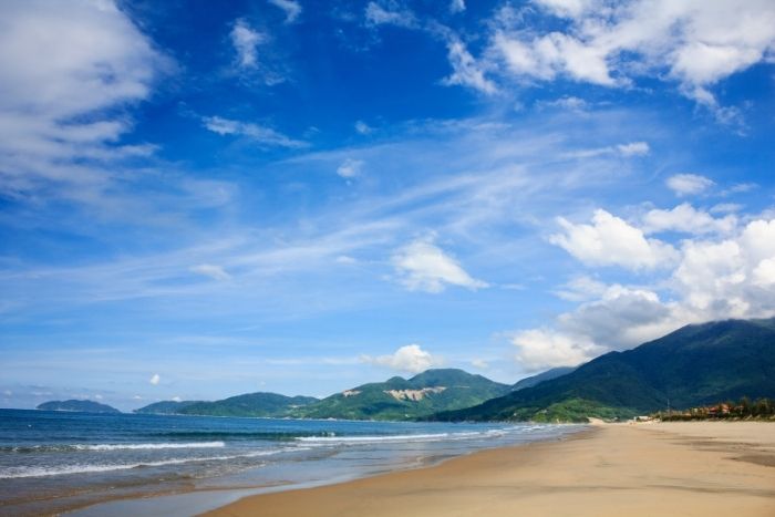 Plage de Lang Co entre mer et montagnes au Centre du Vietnam