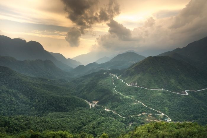 Paysage de montagne vertigineux à la passe d’O Quy Ho