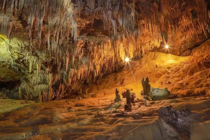 Les paysages spectaculaires à l’intérieur de la grotte Pu Sam Cap, Lai Chau