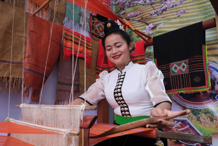 Découvrir le tissage traditionnel des minorités ethniques au village culturel de Phieng Loi