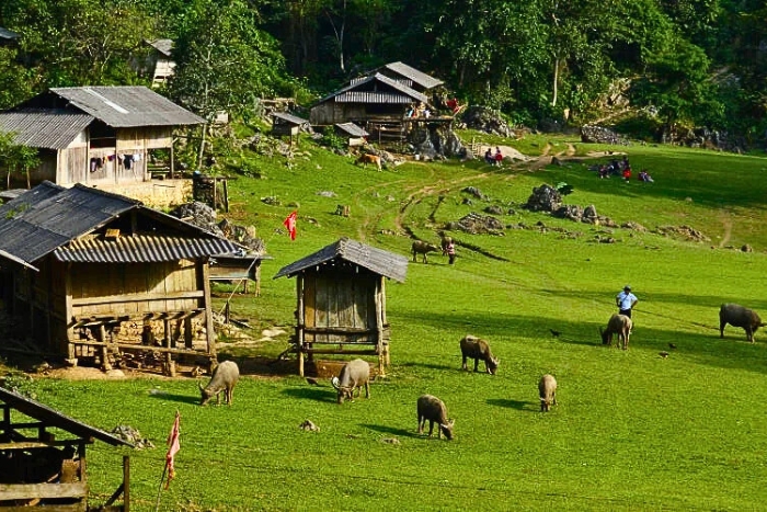Hang Tau, un village Hmong primitif à Ta Xua, la province Son La