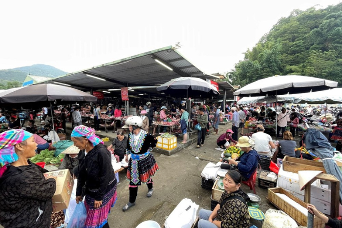 Le march&eacute; traditionnel du village San Thang
