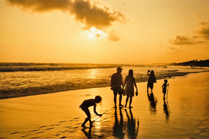 Sérénité familiale sous les dernières lueurs du jour