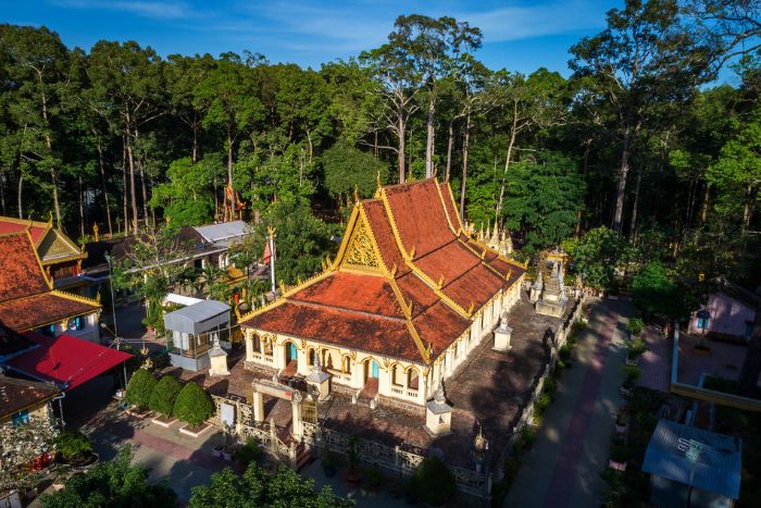 La pagode Ang - Un lieu ancestral marqué par des couleurs vives et des sculptures de tailles