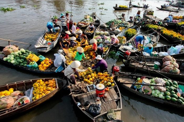 Marché flottant animé avec de nombreux articles à vendre