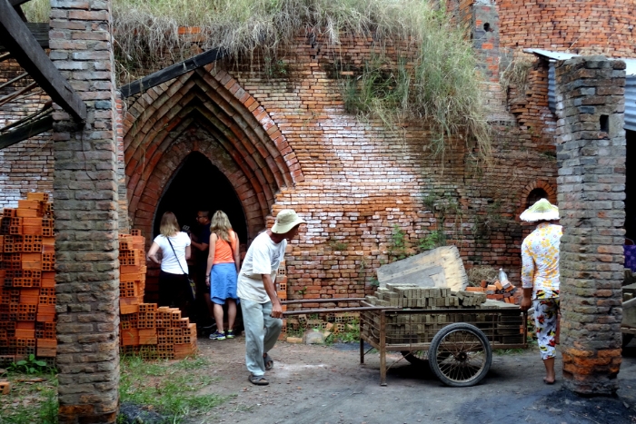 Visite d’un four à briques traditionnel dans le Delta du Mékong