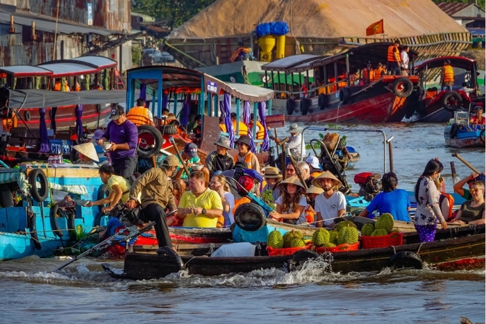 Ambiance dynamique au marché flottant de Cai Rang