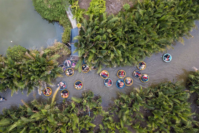 Promenade en barque sous les cocotiers à Ben Tre