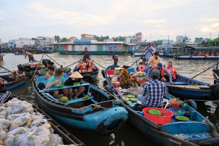 Découvrez le marché flottant de Cai Rang lors de votre semaine dans le delta du Mékong.