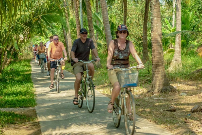 Faire du vélo à travers la campagne paisible