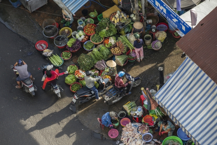 Explorer le marché de Chau Doc avec ses couleurs vibrantes