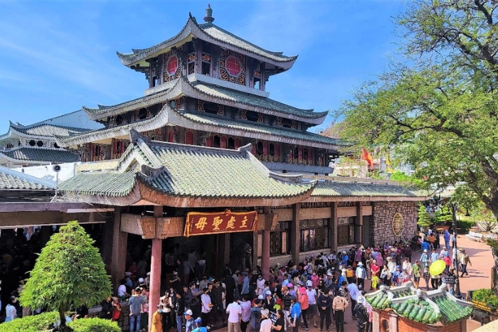 Visitez le delta du Mékong avec le temple Ba Chua Xu à An Giang