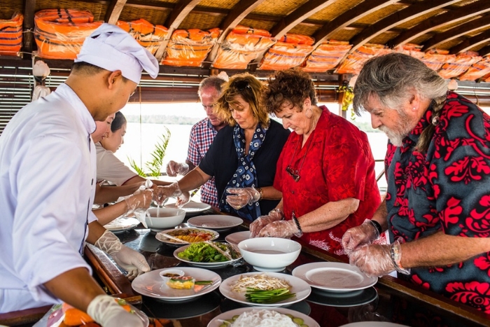 Démonstration culinaire sur la croisière Le Jaraï