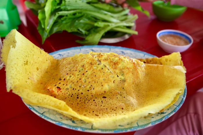 Le Banh Xeo est un plat que les voyageurs doivent absolument goûter