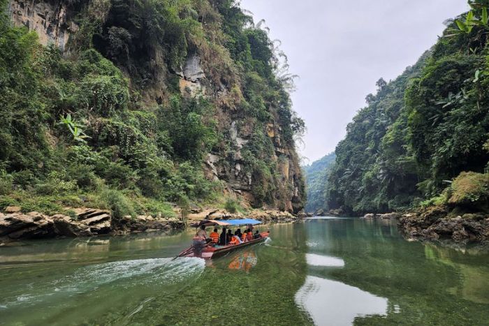 Prendre un bateau sur la rivière Chay pour rejoindre le marché de Cao Son